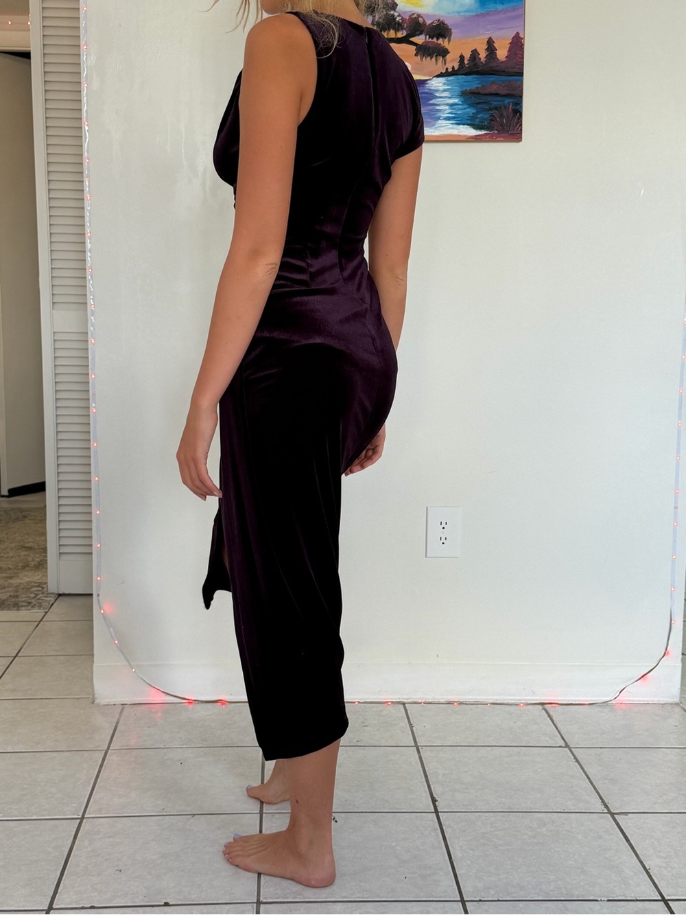 Elegant Violet Velvet One-Shoulder Midi Dress with Side Slit - Picture 4 of 6